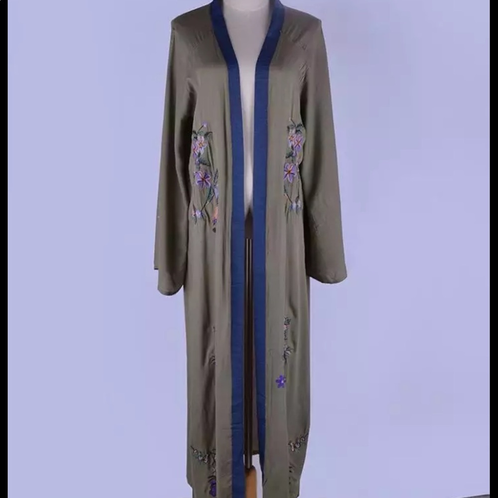 Beautiful embroidered kimono style wrap - Picture 5 of 5